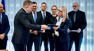 Vláda SR a Slovalco podpísali memorandum: výroba primárneho hliníka v Žiari nad Hronom sa má obnoviť v roku 2027