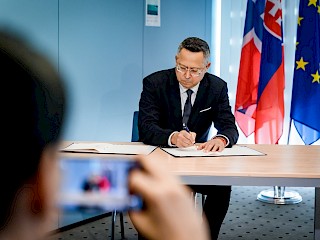 Fotogaléria k článku "Vláda SR a Slovalco podpísali memorandum: výroba primárneho hliníka v Žiari nad Hronom sa má obnoviť v roku 2027"