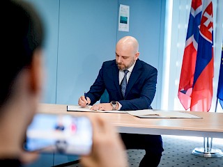 Fotogaléria k článku "Vláda SR a Slovalco podpísali memorandum: výroba primárneho hliníka v Žiari nad Hronom sa má obnoviť v roku 2027"