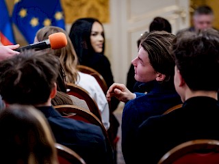 Fotogaléria k článku "Robert Fico dnes so študentmi diskutoval priamo na Úrade vlády SR"