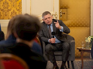 Fotogaléria k článku "Robert Fico dnes so študentmi diskutoval priamo na Úrade vlády SR"
