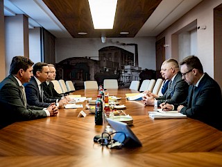 Fotogaléria k článku "Robert Fico: Keď Slovnaft vráti ropu do štátnych hmotných rezerv, môžeme zrušiť stav ropnej núdze"