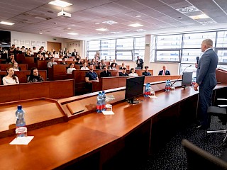 Fotogaléria k článku "Diskusia predsedu vlády so študentmi v Trenčíne"