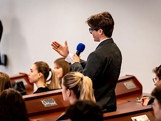 Fotogaléria k článku "Diskusia predsedu vlády so študentmi v Trenčíne"