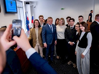 Fotogaléria k článku "Diskusia predsedu vlády so študentmi v Trenčíne"