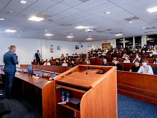 Fotogaléria k článku "Diskusia predsedu vlády so študentmi v Trenčíne"