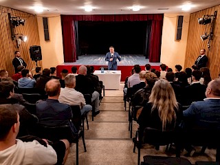 Fotogaléria k článku "Diskusia predsedu vlády so stredoškolákmi v Galante"