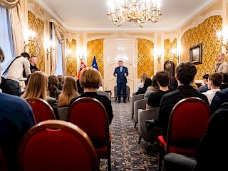 Fotogaléria k článku "Študenti dnes opäť navštívili Úrad vlády SR"