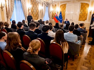 Fotogaléria k článku "Študenti dnes opäť navštívili Úrad vlády SR"