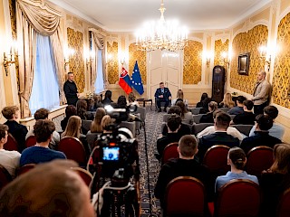 Fotogaléria k článku "Študenti dnes opäť navštívili Úrad vlády SR"