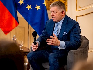 Fotogaléria k článku "Študenti dnes opäť navštívili Úrad vlády SR"