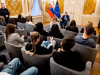Fotogaléria k článku "Študenti dnes opäť navštívili Úrad vlády SR"