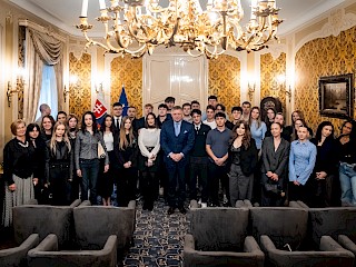 Fotogaléria k článku "Študenti dnes opäť navštívili Úrad vlády SR"