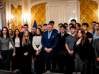 Fotogaléria k článku "Študenti dnes opäť navštívili Úrad vlády SR"