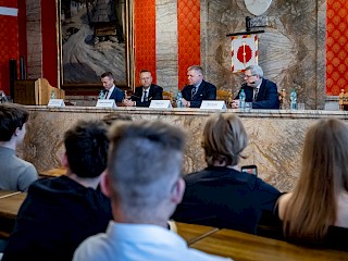 Fotogaléria k článku "Predseda vlády SR Robert Fico diskutoval so študentmi v Ružomberku"