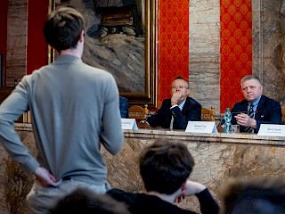 Fotogaléria k článku "Predseda vlády SR Robert Fico diskutoval so študentmi v Ružomberku"