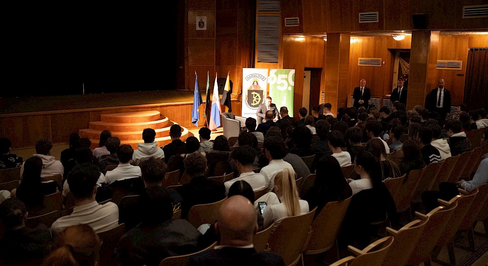 Premiér Robert Fico diskutoval so študentmi v Handlovej