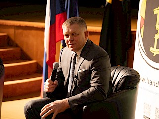 Fotogaléria k článku "Premiér Robert Fico diskutoval so študentmi v Handlovej"