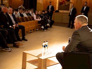 Fotogaléria k článku "Premiér Robert Fico diskutoval so študentmi v Handlovej"