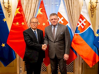 Fotogaléria k článku "Predseda vlády SR R. Fico prijal prvého podpredsedu parlamentu Číny Li Chung-čunga"
