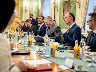 Fotogaléria k článku "Predseda vlády SR R. Fico prijal prvého podpredsedu parlamentu Číny Li Chung-čunga"