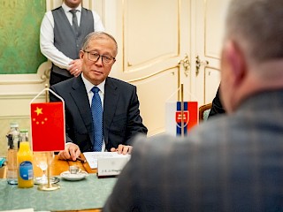 Fotogaléria k článku "Predseda vlády SR R. Fico prijal prvého podpredsedu parlamentu Číny Li Chung-čunga"