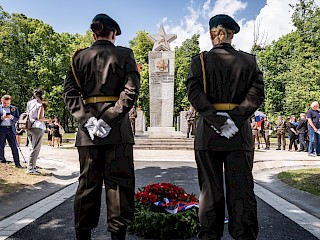 Fotogaléria k článku "R. Fico: Vojenské cintoríny nemôžu byť len mauzóleami, ale živou pripomienkou slobody"