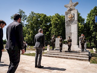 Fotogaléria k článku "R. Fico: Vojenské cintoríny nemôžu byť len mauzóleami, ale živou pripomienkou slobody"