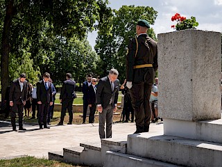 Fotogaléria k článku "R. Fico: Vojenské cintoríny nemôžu byť len mauzóleami, ale živou pripomienkou slobody"