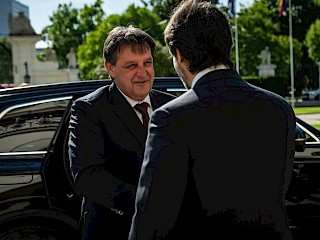 Fotogaléria k článku "Predseda vlády SR Robert Fico sa stretol s ministrom obrany Srbska Bratislavom Gašićom"