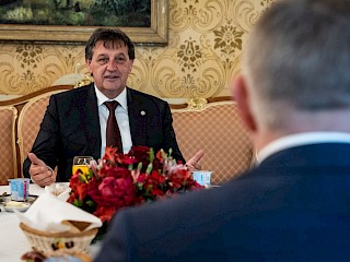 Fotogaléria k článku "Predseda vlády SR Robert Fico sa stretol s ministrom obrany Srbska Bratislavom Gašićom"