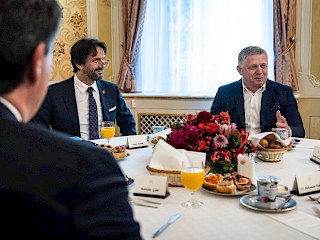 Fotogaléria k článku "Predseda vlády SR Robert Fico sa stretol s ministrom obrany Srbska Bratislavom Gašićom"