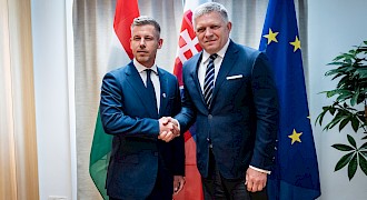 Predseda vlády Robert Fico sa v Bruseli stretol s maďarským premiérom Péterom Magyarom
