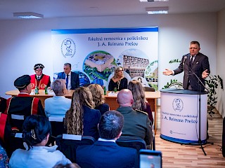 Fotogaléria k článku "Premiér Robert Fico na otvorení akademického roka v Prešove: Výstavba novej nemocnice v Prešove bude pokračovať podľa plánu"