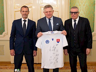 Fotogaléria k článku "Robert Fico prijal prezidenta UEFA Aleksandra Čeferina, rokovali o spolupráci v slovenskom futbale"