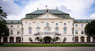 Vláda schválila koncepciu odmeňovania: Silnejšie tarifné platy, spravodlivejšie rozdiely a väčší priestor na odmeňovanie kvality a výkonu