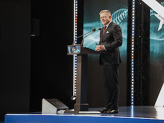 Fotogaléria k článku "Predseda vlády SR Robert Fico vystúpil na konferencii CPAC v Maďarsku"
