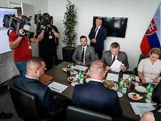 Fotogaléria k článku "Predseda vlády Robert Fico zhodnotil plnenie Plánu obnovy a odolnosti SR"