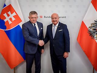 Fotogaléria k článku "Predseda vlády SR Robert Fico a rakúsky spolkový kancelár Christian Stocker sa stretli vo Viedni"