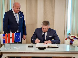 Fotogaléria k článku "Predseda vlády SR Robert Fico a rakúsky spolkový kancelár Christian Stocker sa stretli vo Viedni"
