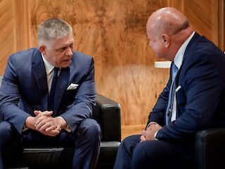 Fotogaléria k článku "Predseda vlády SR Robert Fico a rakúsky spolkový kancelár Christian Stocker sa stretli vo Viedni"