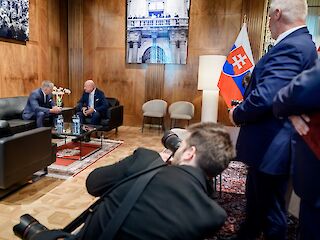 Fotogaléria k článku "Predseda vlády SR Robert Fico a rakúsky spolkový kancelár Christian Stocker sa stretli vo Viedni"