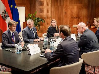 Fotogaléria k článku "Predseda vlády SR Robert Fico a rakúsky spolkový kancelár Christian Stocker sa stretli vo Viedni"
