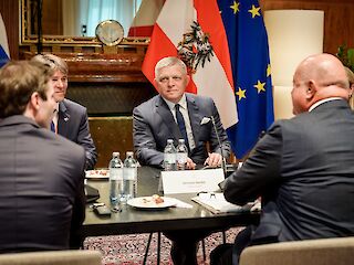 Fotogaléria k článku "Predseda vlády SR Robert Fico a rakúsky spolkový kancelár Christian Stocker sa stretli vo Viedni"