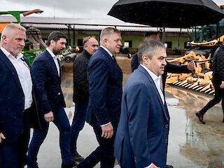 Fotogaléria k článku "Robert Fico na otvorení farmy v Horných Obdokovciach: Odmietame filozofiu, že sa dá nakúpiť v zahraničí"