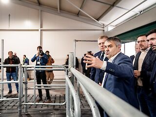 Fotogaléria k článku "Robert Fico na otvorení farmy v Horných Obdokovciach: Odmietame filozofiu, že sa dá nakúpiť v zahraničí"