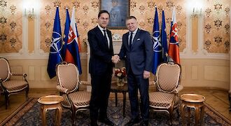 V reprezentačných priestoroch Úradu vlády SR dnes predseda vlády SR Robert Fico privítal GT NATO Marka Rutteho