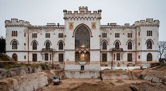 Schátraný Kaštieľ v Rusovciach sa postupne mení v jedinečný klenot