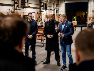 Fotogaléria k článku "Predseda vlády SR Robert Fico spolu s ministrom dopravy SR Jozefom Rážom dnes ráno navštívili mestský dopravný podnik v Bratislave"