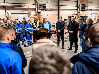 Fotogaléria k článku "Predseda vlády SR Robert Fico spolu s ministrom dopravy SR Jozefom Rážom dnes ráno navštívili mestský dopravný podnik v Bratislave"